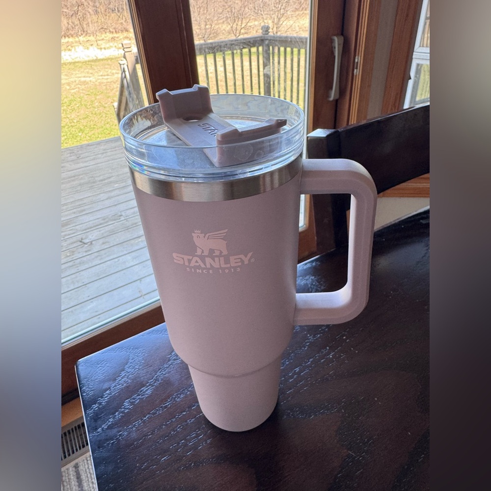 40oz Stanley tumbler w/handle, in the color Lavender, EUC